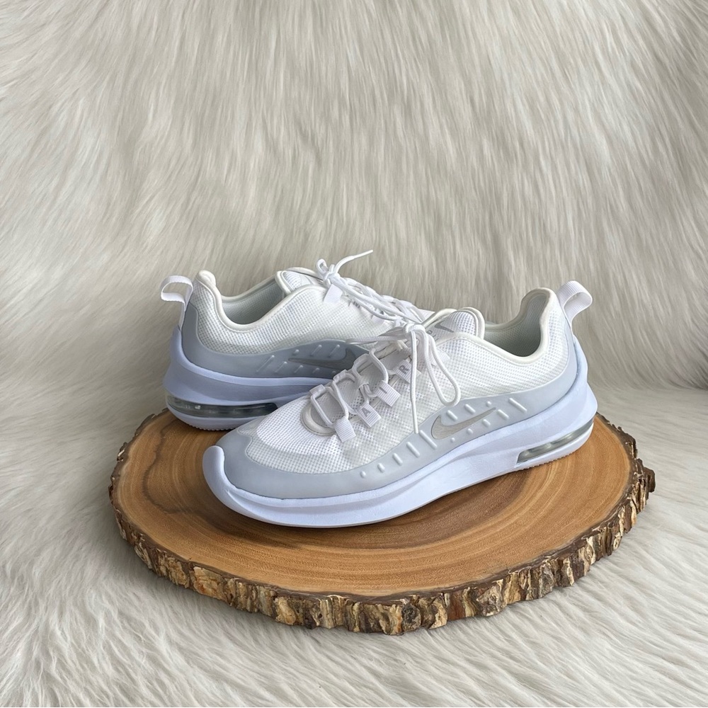 LIKE NEW Womens Nike Air Max Sneakers Size 9.5